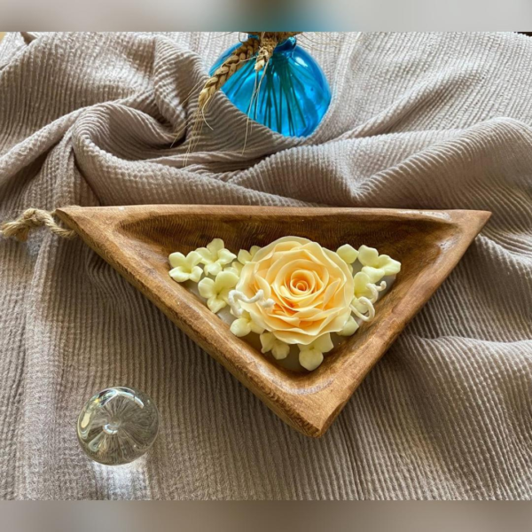 شمع دست ساز طرح گل زرد