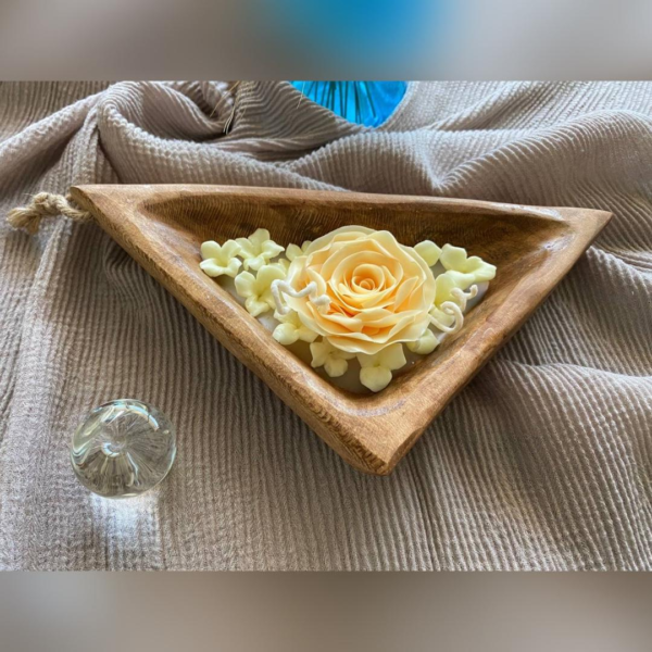 شمع دست ساز طرح گل زرد